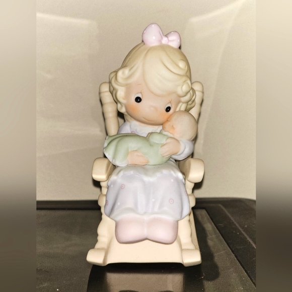 PRECIOUS MOMENTS Love Never Leaves A Mother's Arms #523941 - Picture 1 of 5